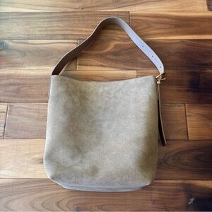 Madewell
Essentials Suede
Bucket Bag